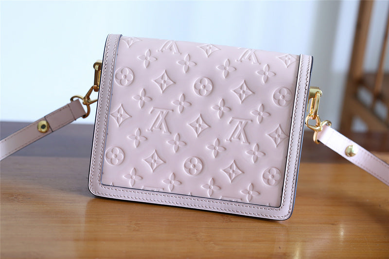 Fan Fashion Lu-Vi bags - 8124
