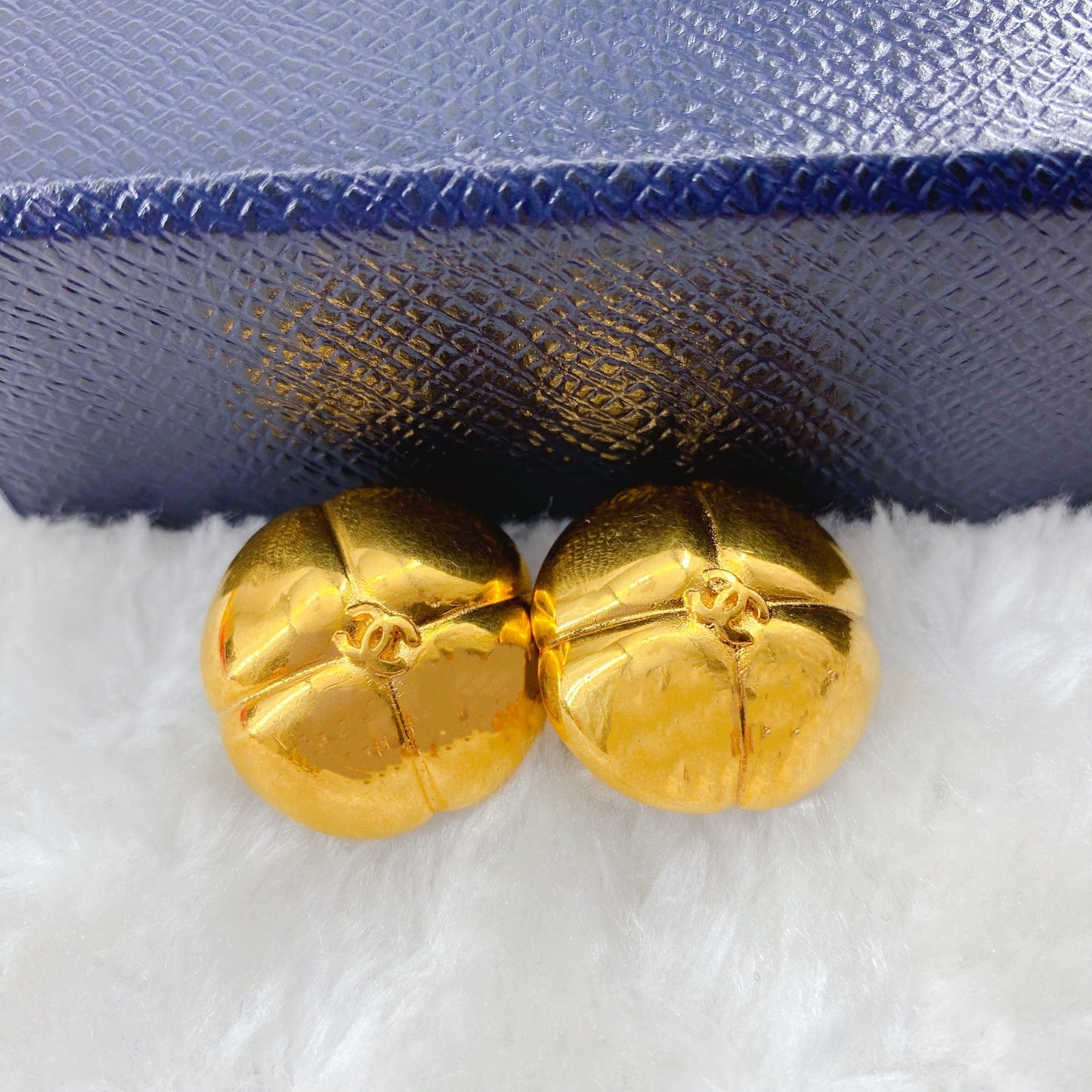 CHANEL   gold earrings