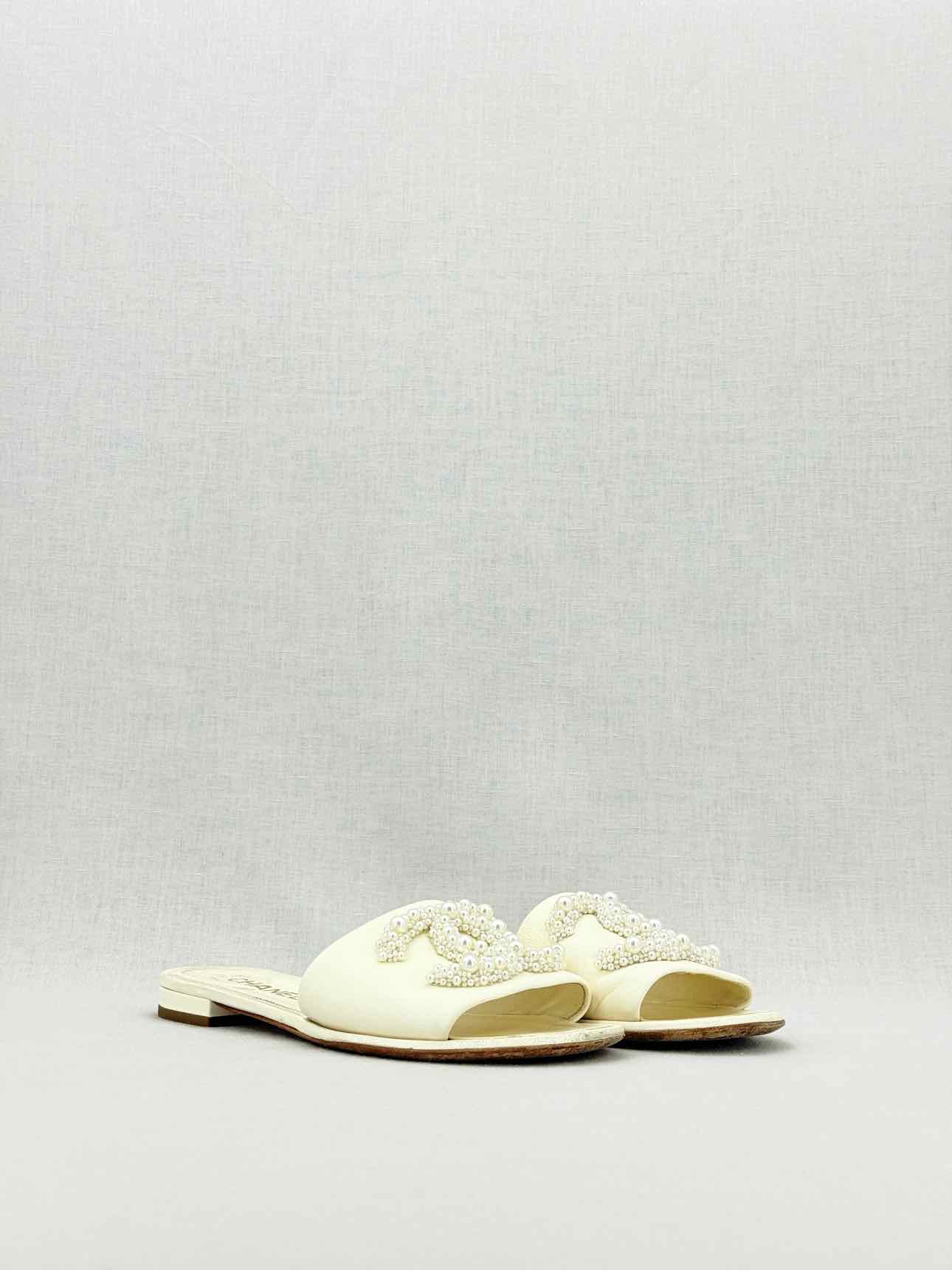CHANEL CC Beige Size EU 37.5 Mules