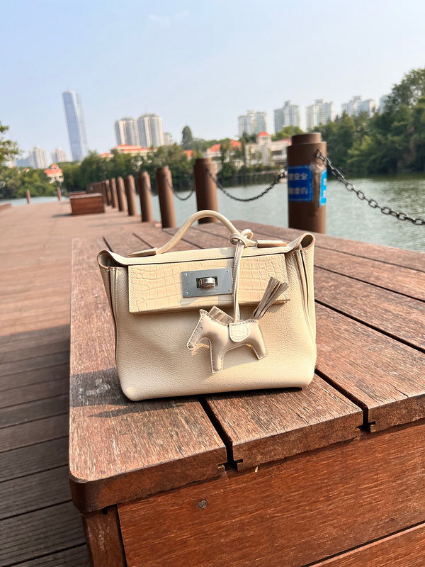 Amelia - HMS Bags - 1757