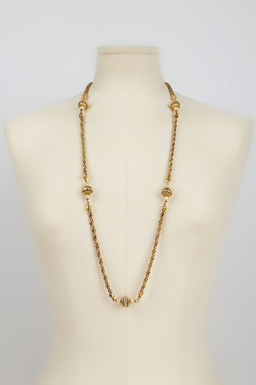 Collier doré Chanel 1984