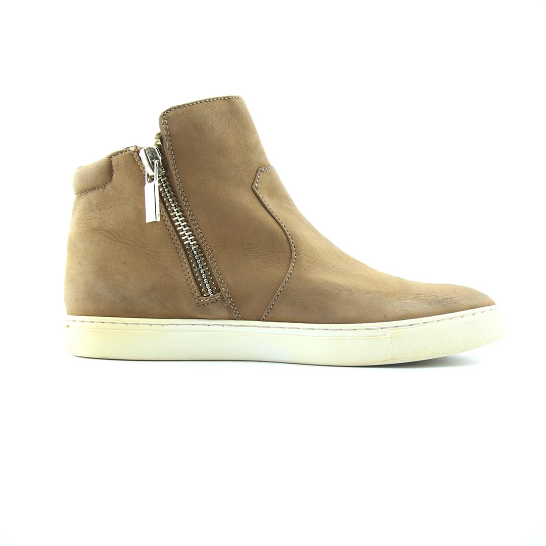 KENNETH COLE REACTION .
