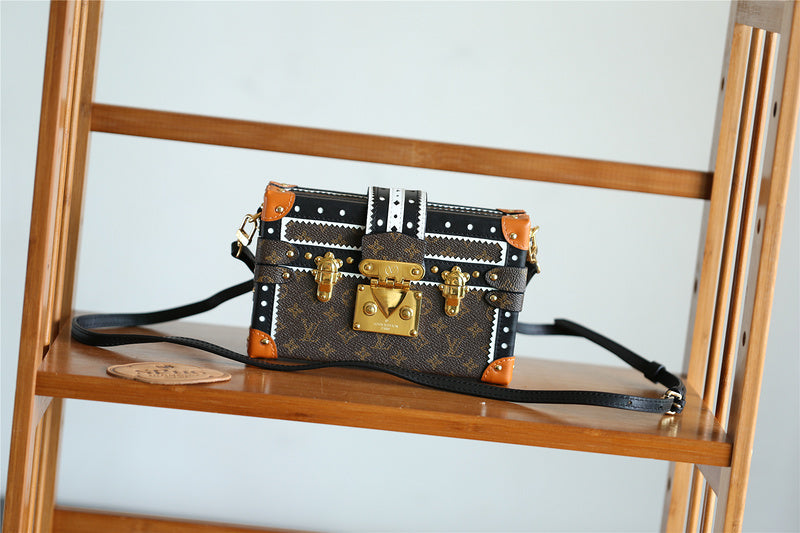 Fan Fashion Lu-Vi bags - 8236