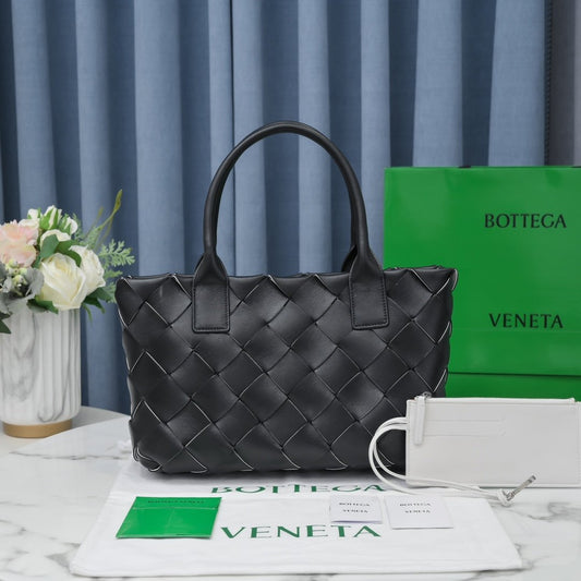 BV Medium Intrecciato Tote Bag Black, For Women, Bags 17.3in/44Amelia630817VMAY32544