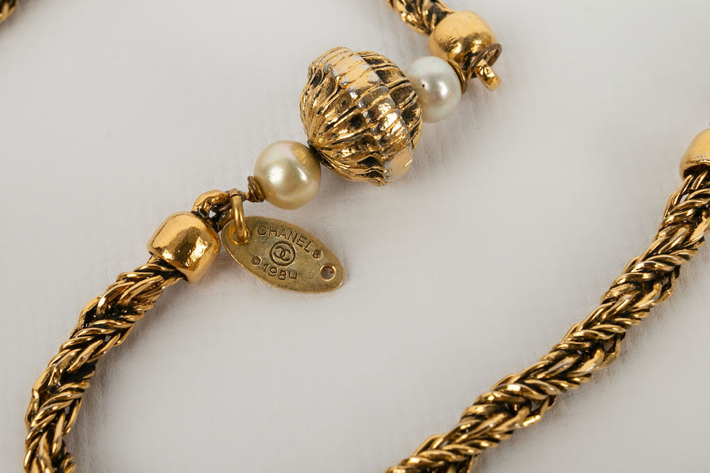Collier doré Chanel 1984