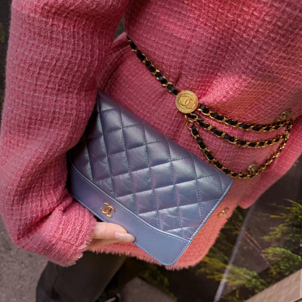 CHANEL   Black Golden Waist Chain