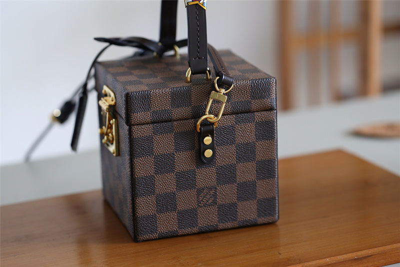 Fan Fashion Lu-Vi bags - 9344