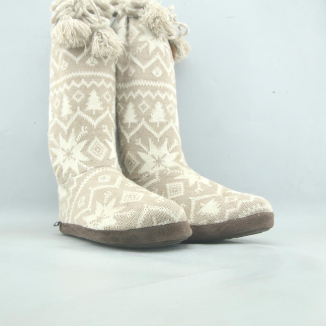 MUK LUKS .