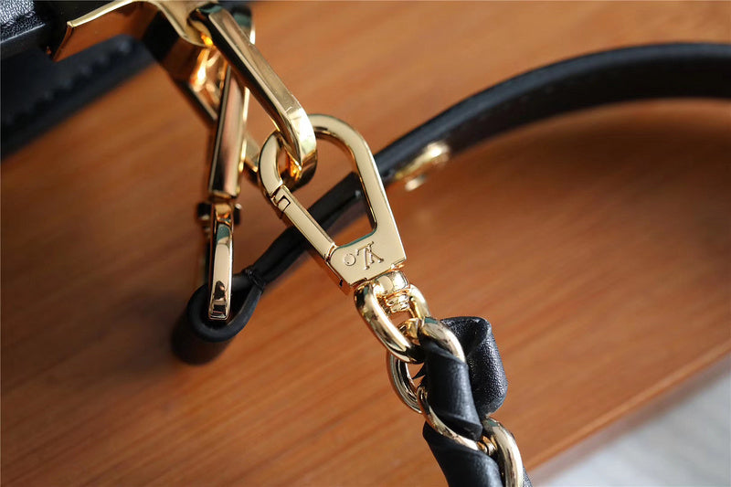 Fan Fashion Lu-Vi bags - 8136