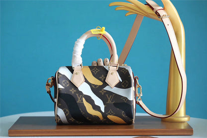 Fan Fashion Lu-Vi bags - 8152