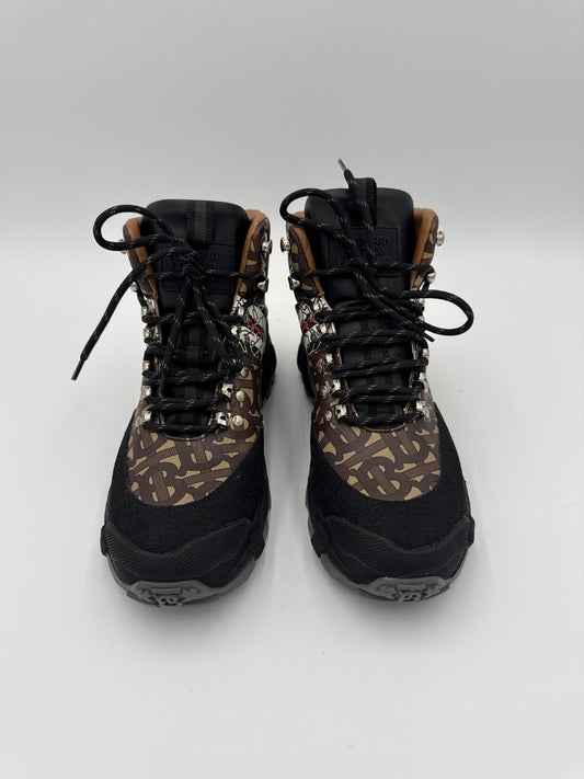 Boots Luxury Designer By Burberry In Brown, Size:8