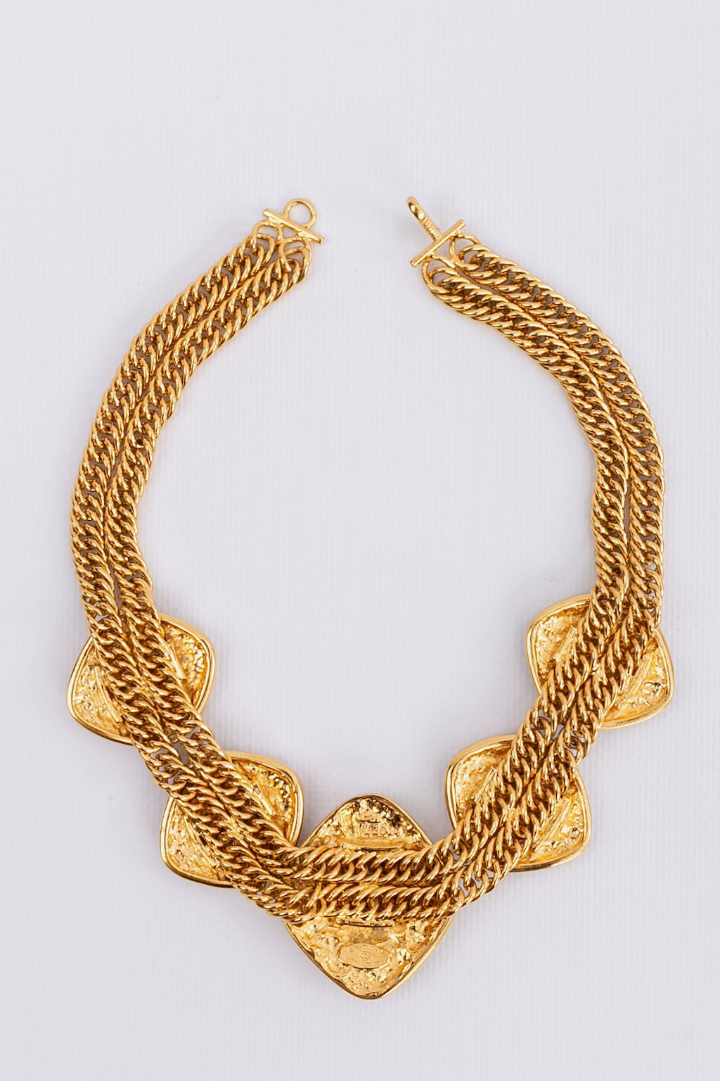 Collier court en métal doré Chanel 1980s