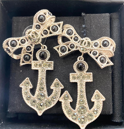 CHANEL CC ANCHOR CRYSTAL PEARL EARRINGS