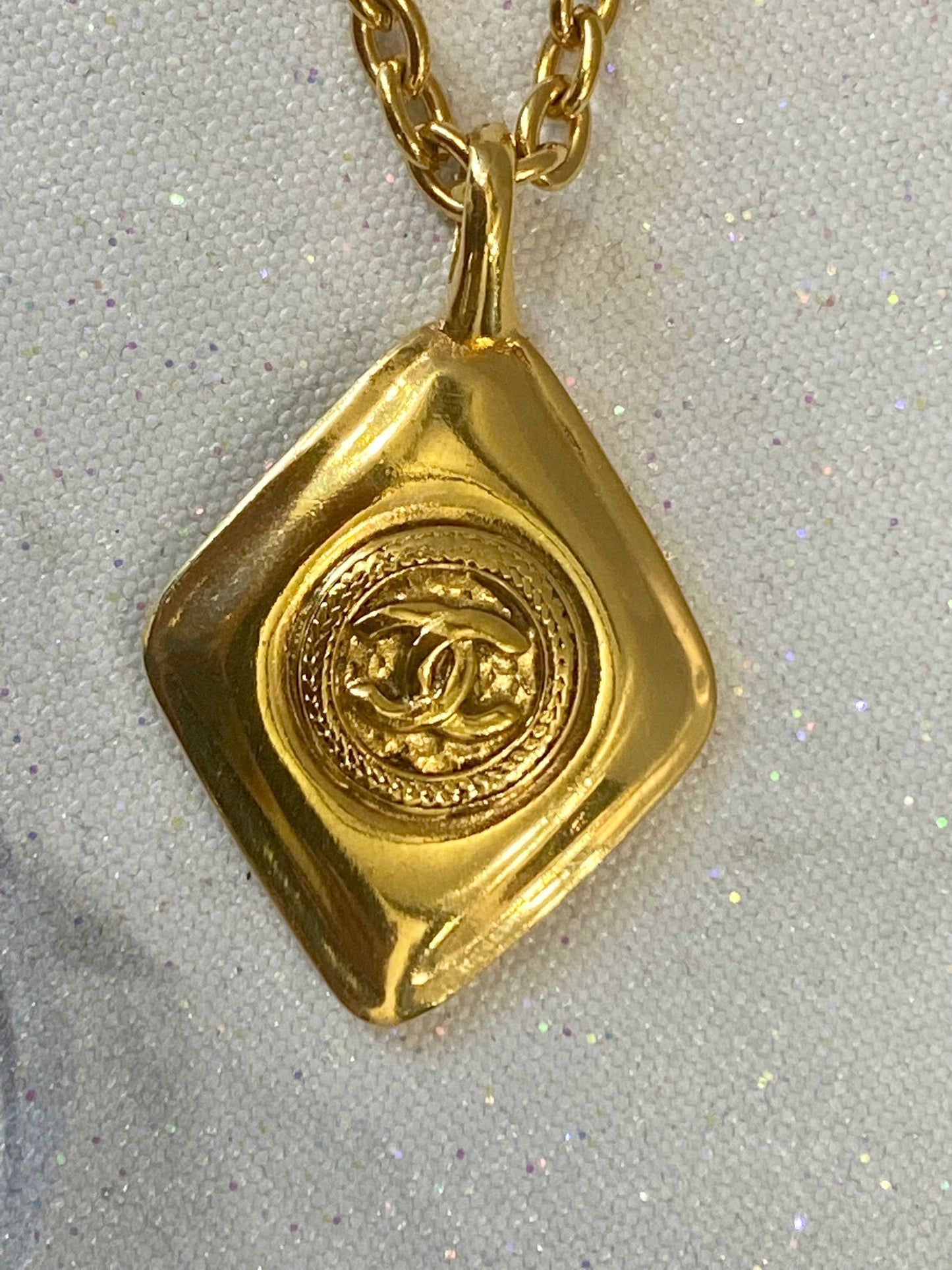 CHANEL CC   DIAMOND SHAPPED PENDANT NECKLACE