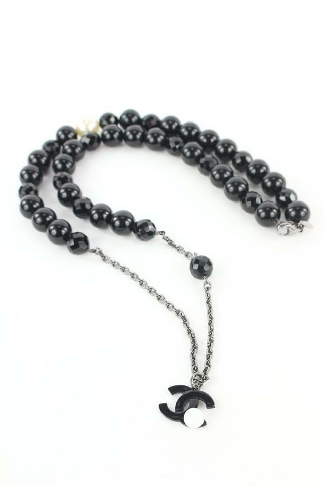 CHANEL 05P BLACK PEARL CC NECKLACE WITH FLOWER DETAIL