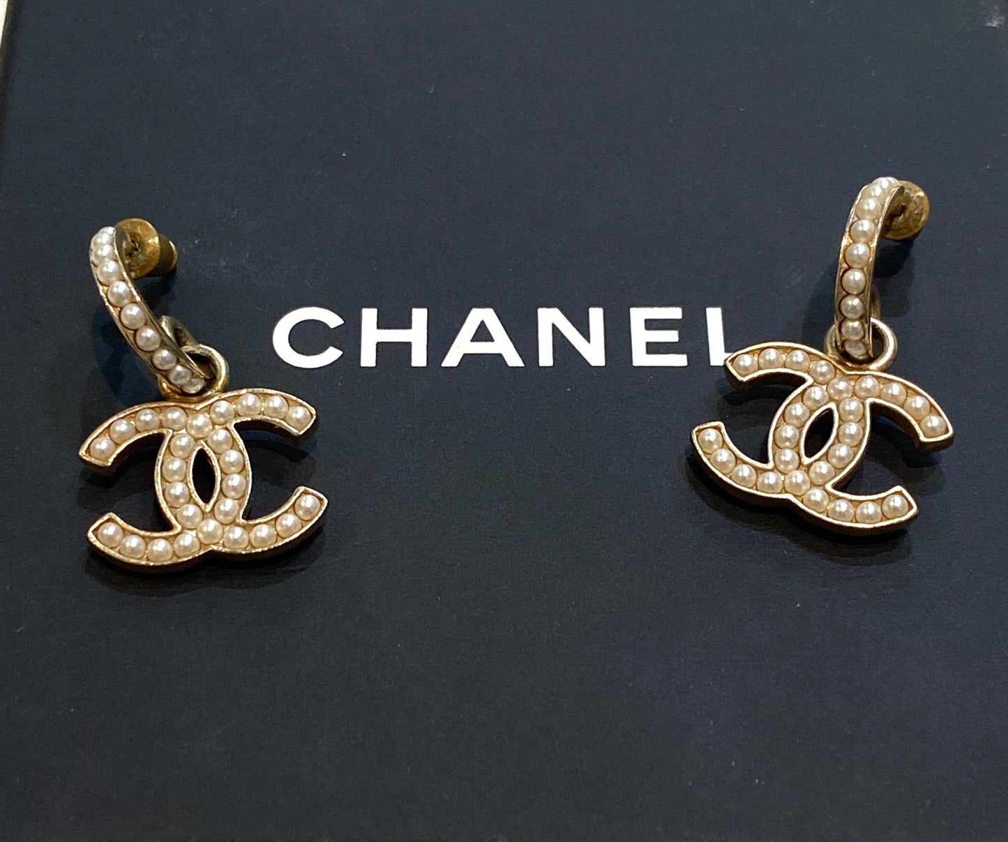 CHANEL CC PEARL HOOP EARRINGS