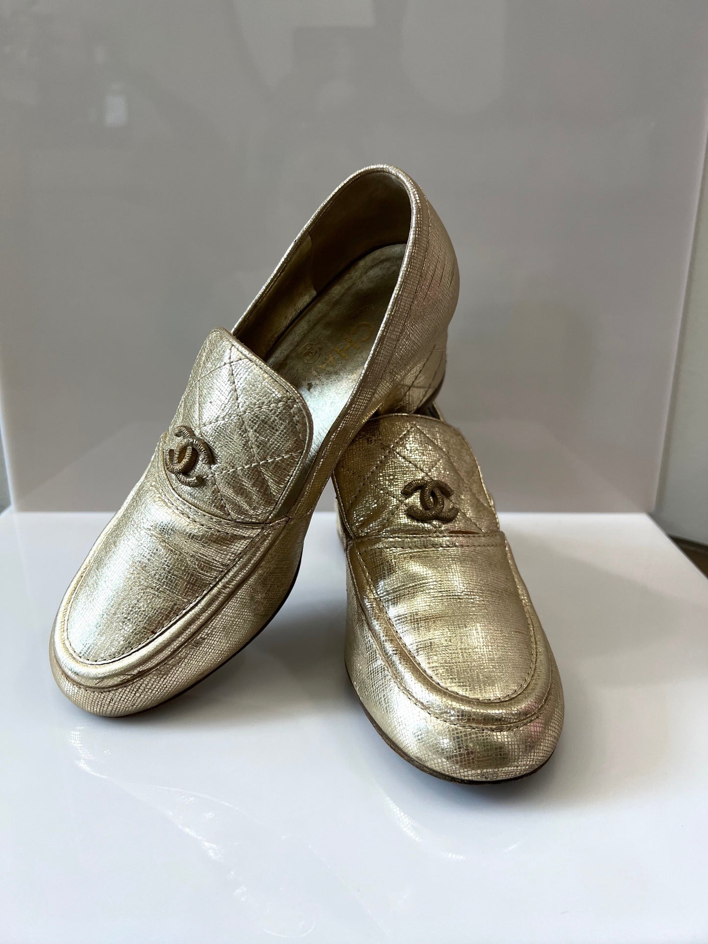 CHANEL CC METALLIC GOLD TEXTURED LEATHER STACKED HEEL LOAFERS
