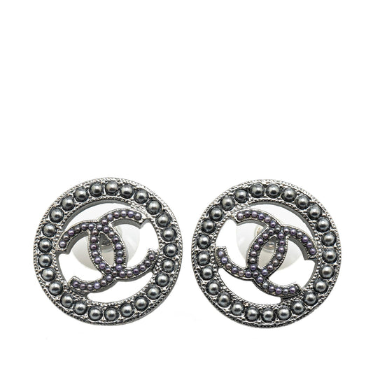 Chanel Ruthenium Pearl CC Round Push Back Earrings (SHG-Y0WMQt)