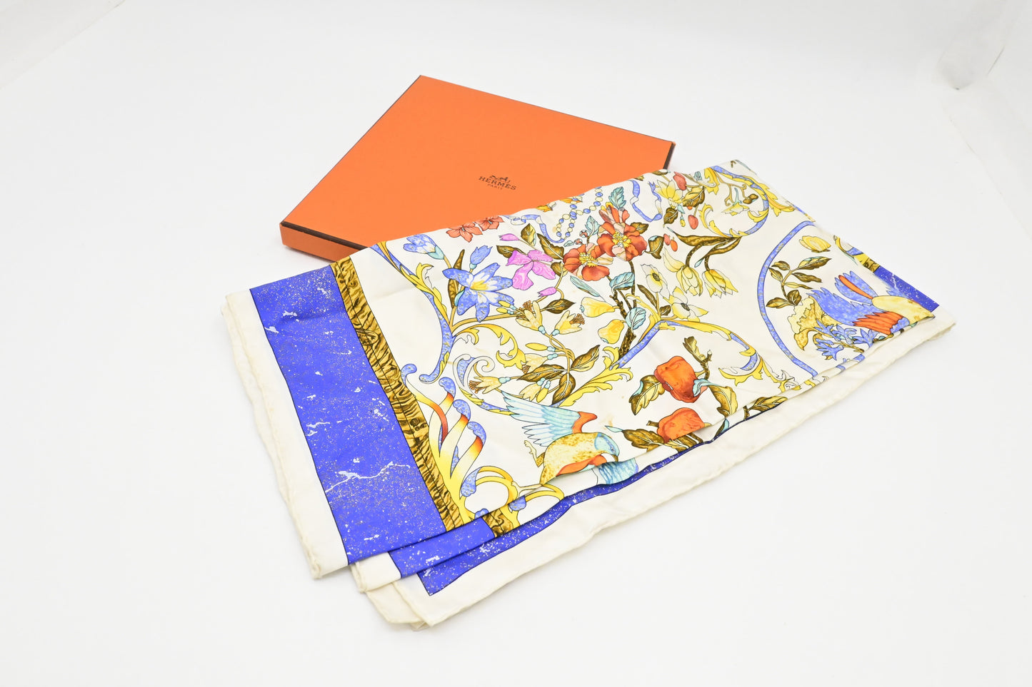 Hermes 'Pierres d'Orient et d'Occident' Carre 90 in Silk