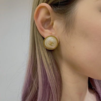 CHANEL   pearl gold earrings TWS