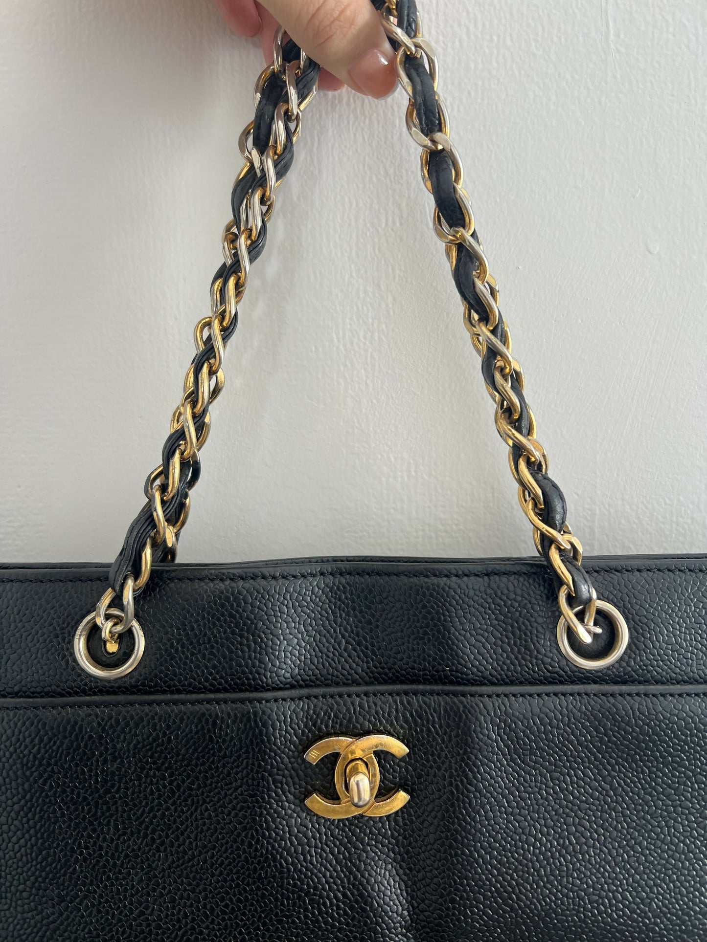 Chanel CC Chain Tote, in Caviar Leather in Black with Gold-Suff d Alloy Hardware