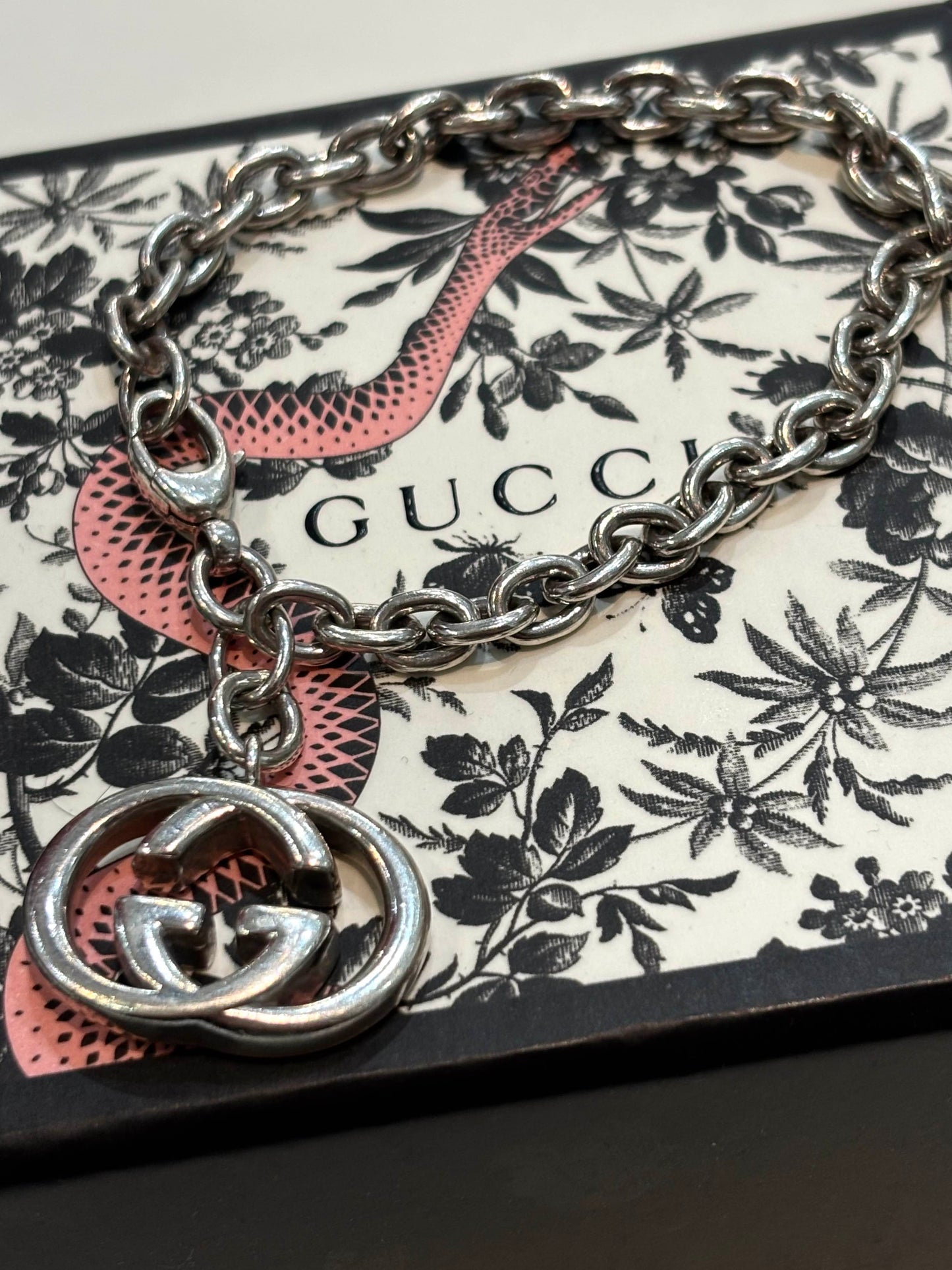 GUCCI STERLING SILVER GG BRIT PENDANT BRACELET