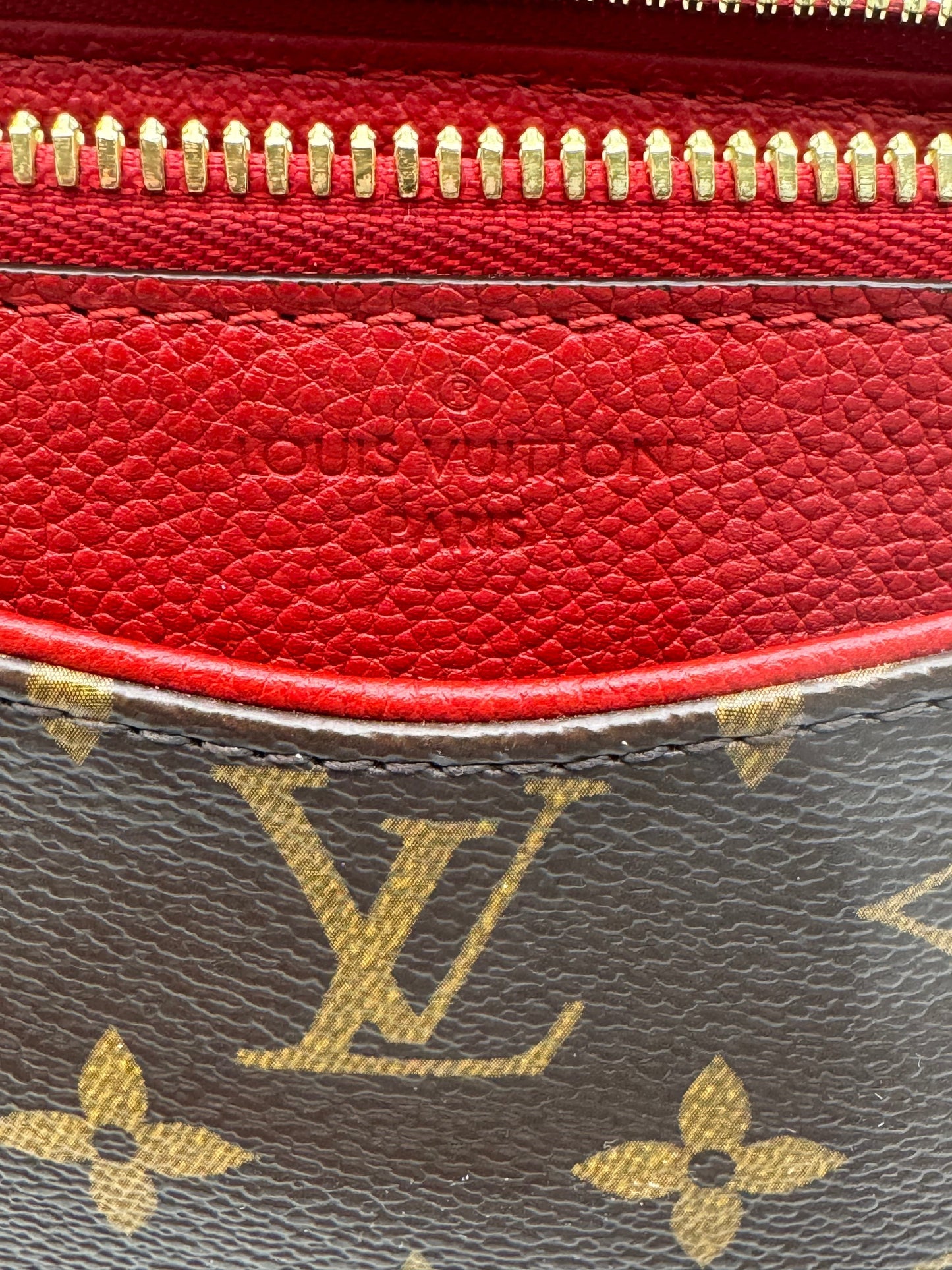 Makeup Bag Luxury Designer By Louis Vuitton  Size: Large