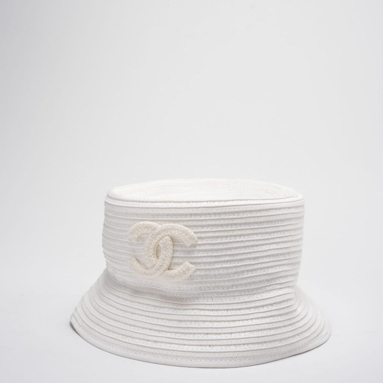 Chanel CC Bucket Hat Cap in Cream White Size 55cm Stoff Cc