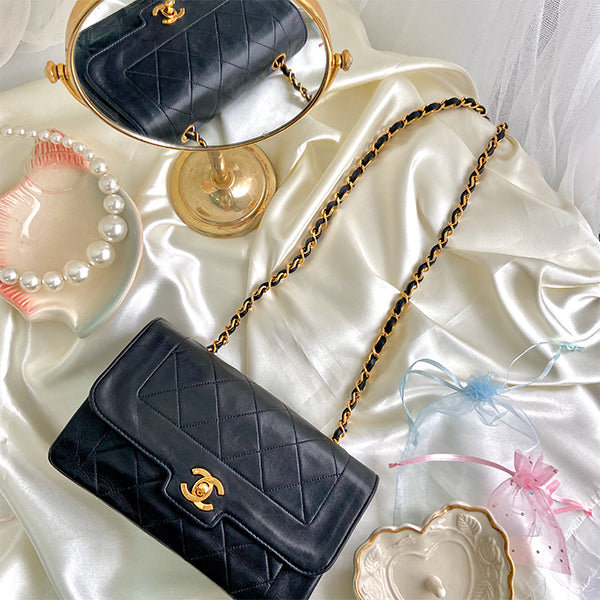 Chanel Around 1992 Made Edge Design Flap Turn-Lock Chain Bag Black
