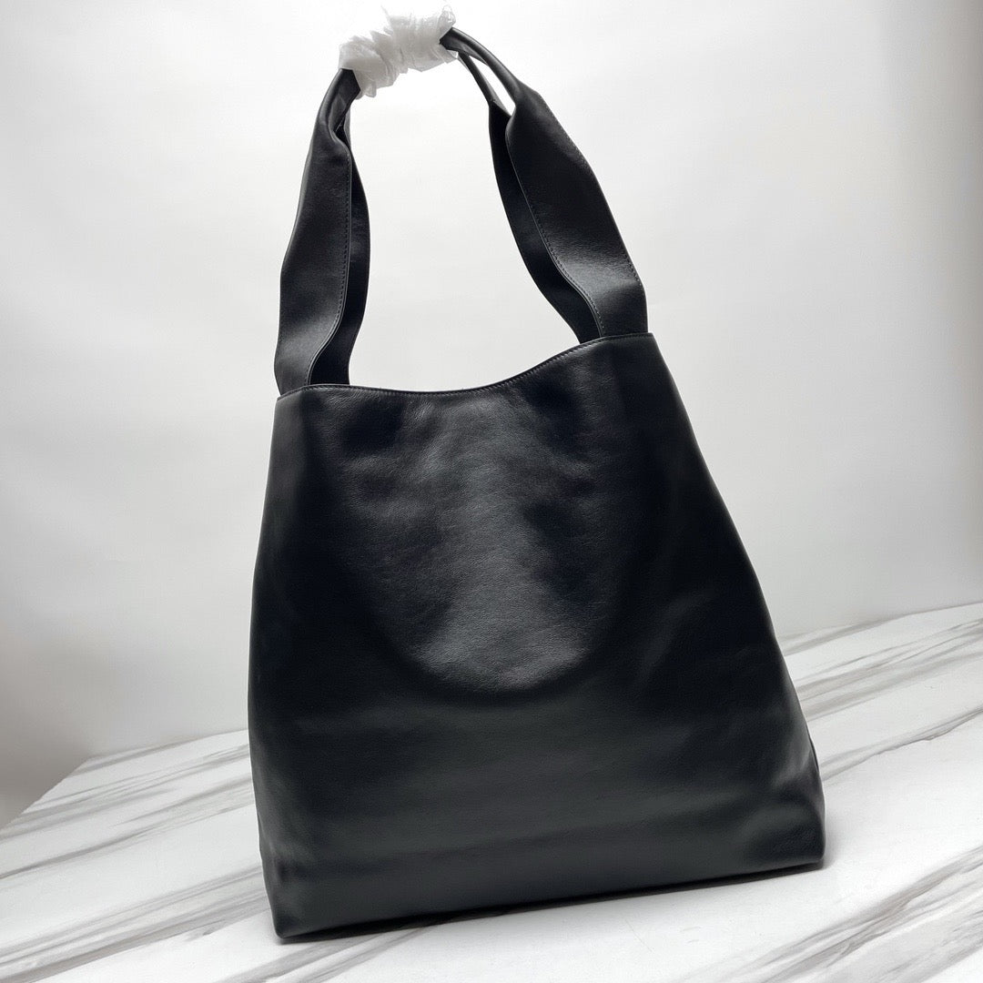 MIU 39 BLACK LEATHER HOBO BAG Amelia