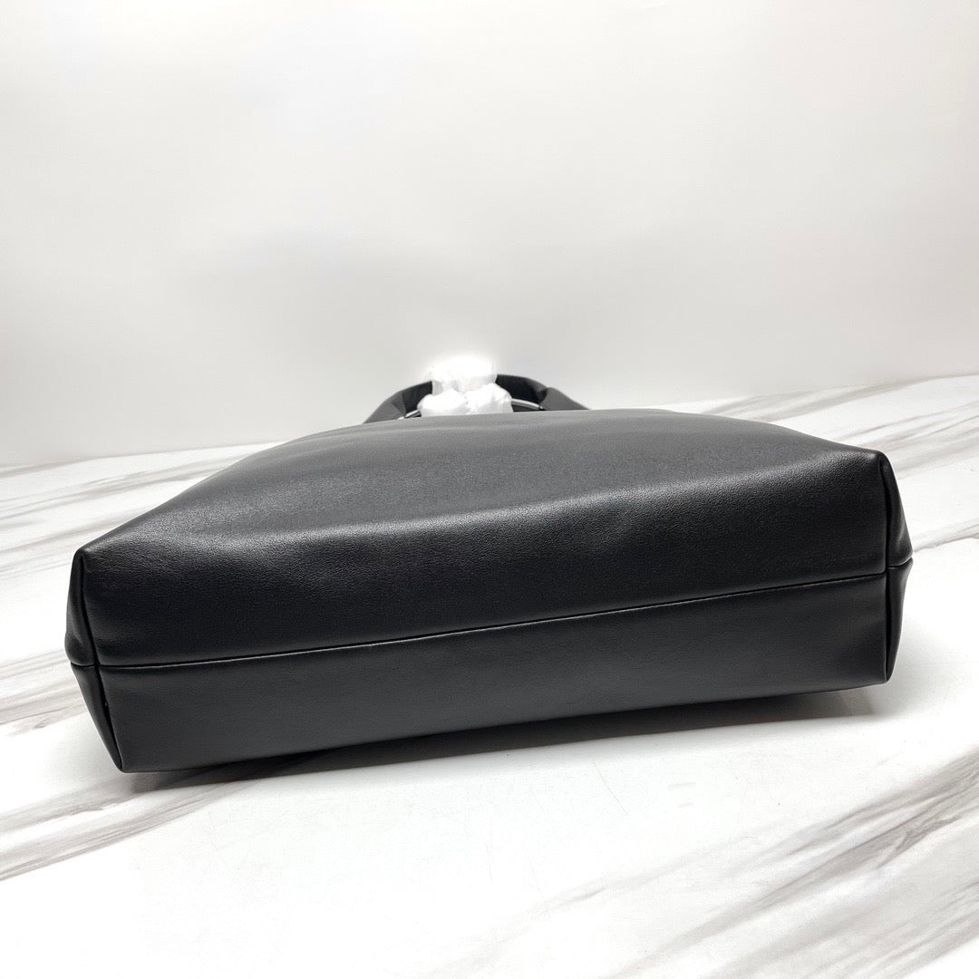 MIU 39 BLACK LEATHER HOBO BAG Amelia