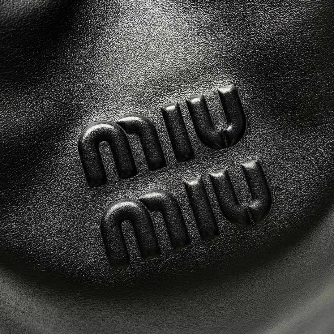 MIU 39 BLACK LEATHER HOBO BAG Amelia
