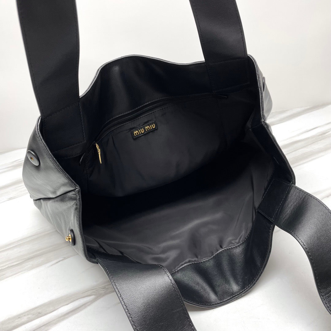 MIU 39 BLACK LEATHER HOBO BAG Amelia