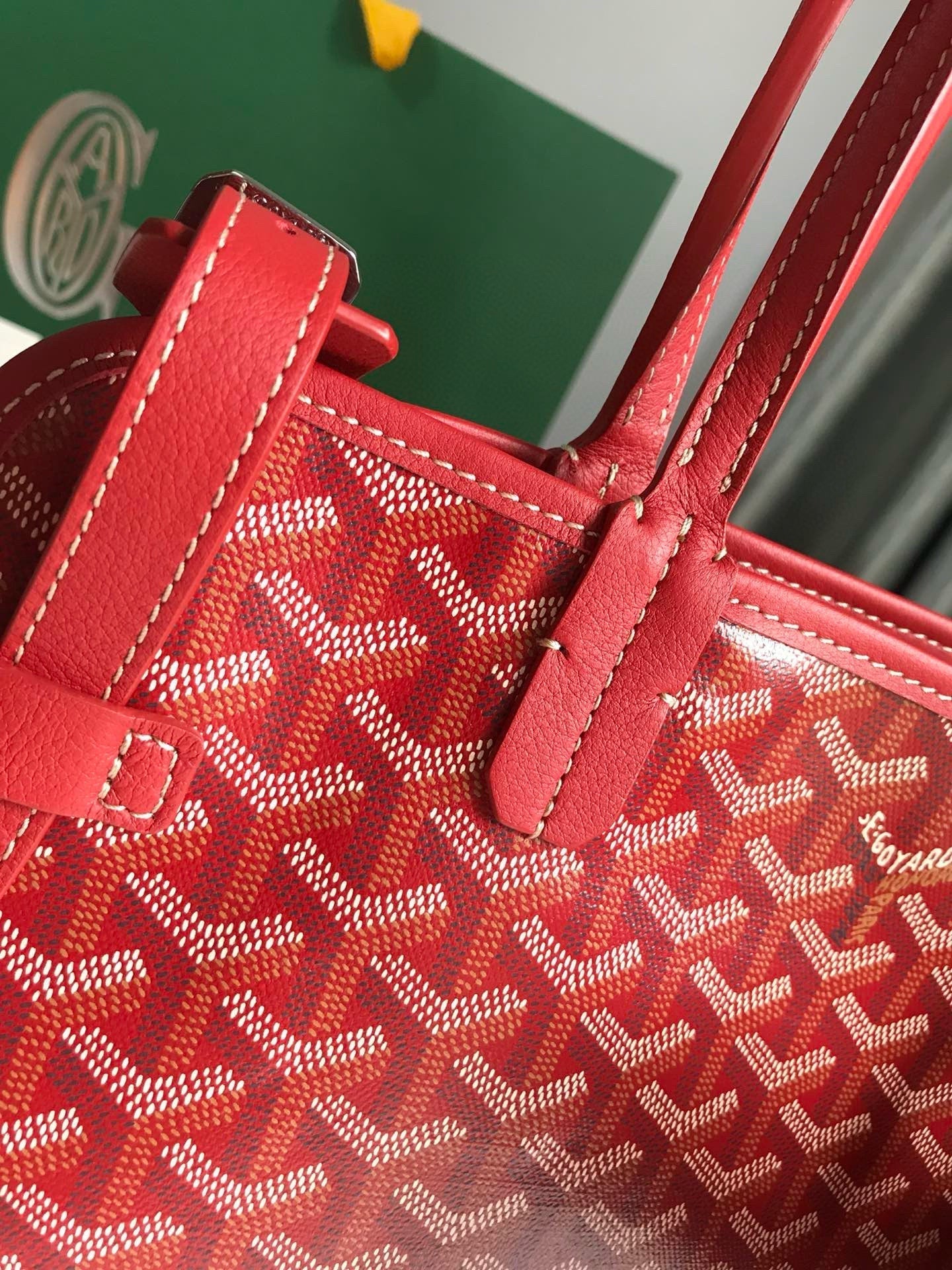 CHIEN GRIS & POCKET 34 RED CANVAS Amelia Amelia