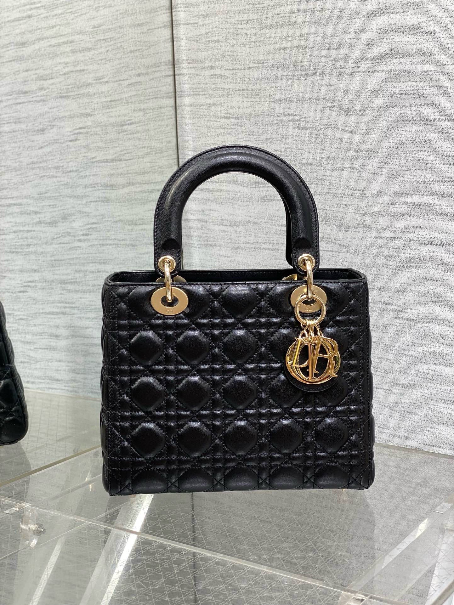 MEDIUM LADY BAG 24 IN BLACK CALFSKIN GOLD HARDWARE Amelia