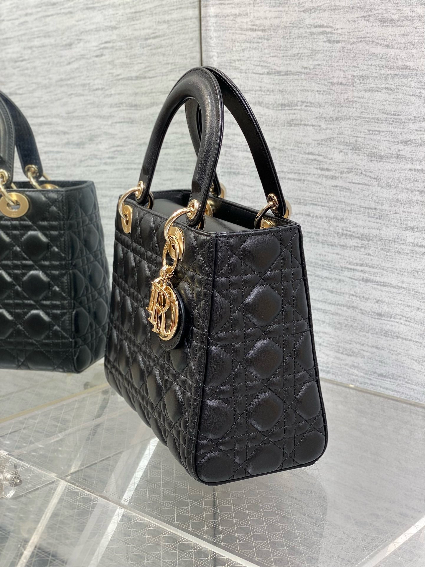 MEDIUM LADY BAG 24 IN BLACK CALFSKIN GOLD HARDWARE Amelia