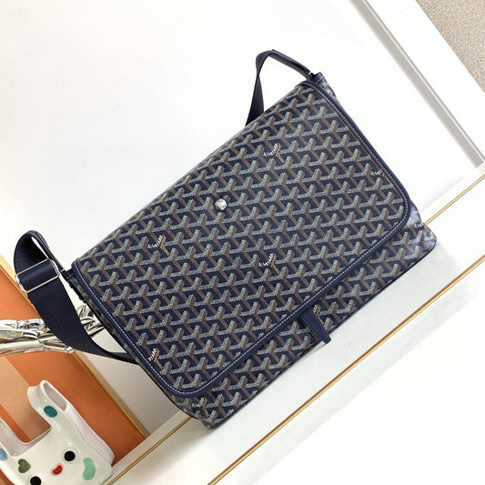 CAPETIEN MESSENGER BAG 39 IN NAVY BLUE GOYARDINE CANVAS AND CALFSKIN Amelia Amelia