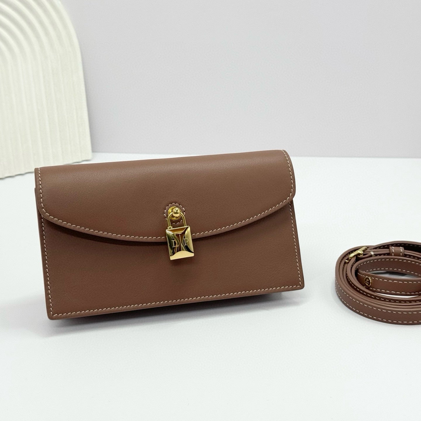 EXTRA POCHETTE 18 IN CARAMEL SUGAR CALFSKIN GOLD HARDWARE by Amelia