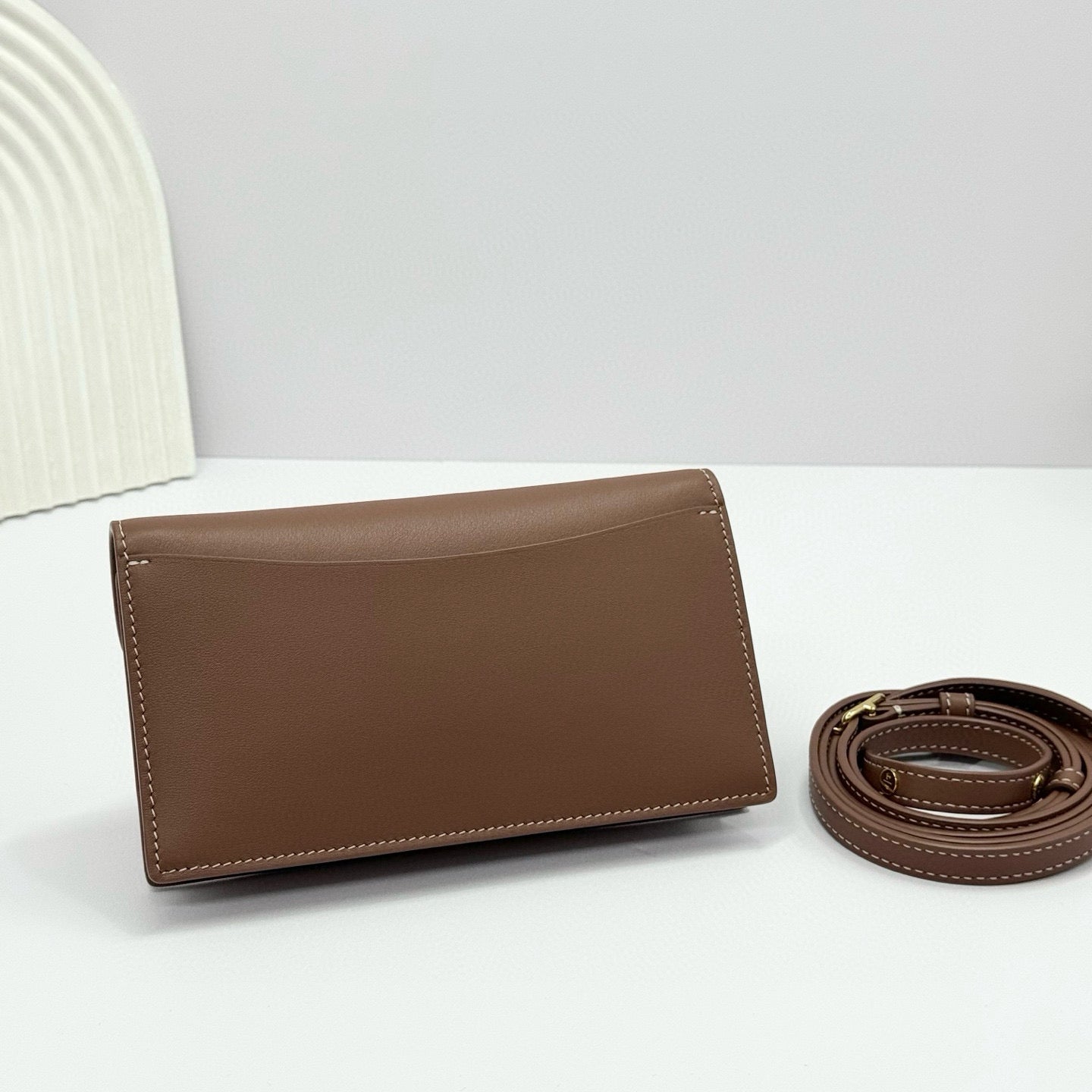 EXTRA POCHETTE 18 IN CARAMEL SUGAR CALFSKIN GOLD HARDWARE Amelia Bags