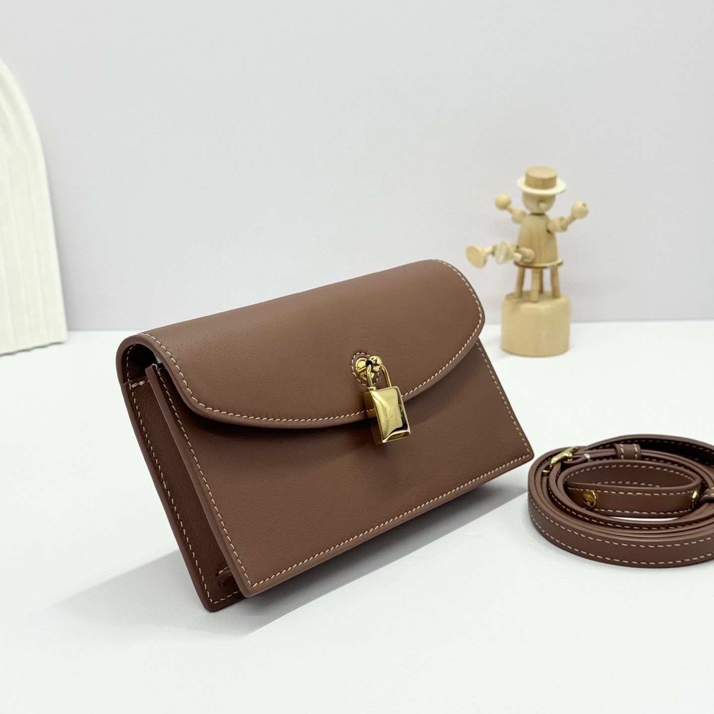 EXTRA POCHETTE 18 IN CARAMEL SUGAR CALFSKIN GOLD HARDWARE by Amelia