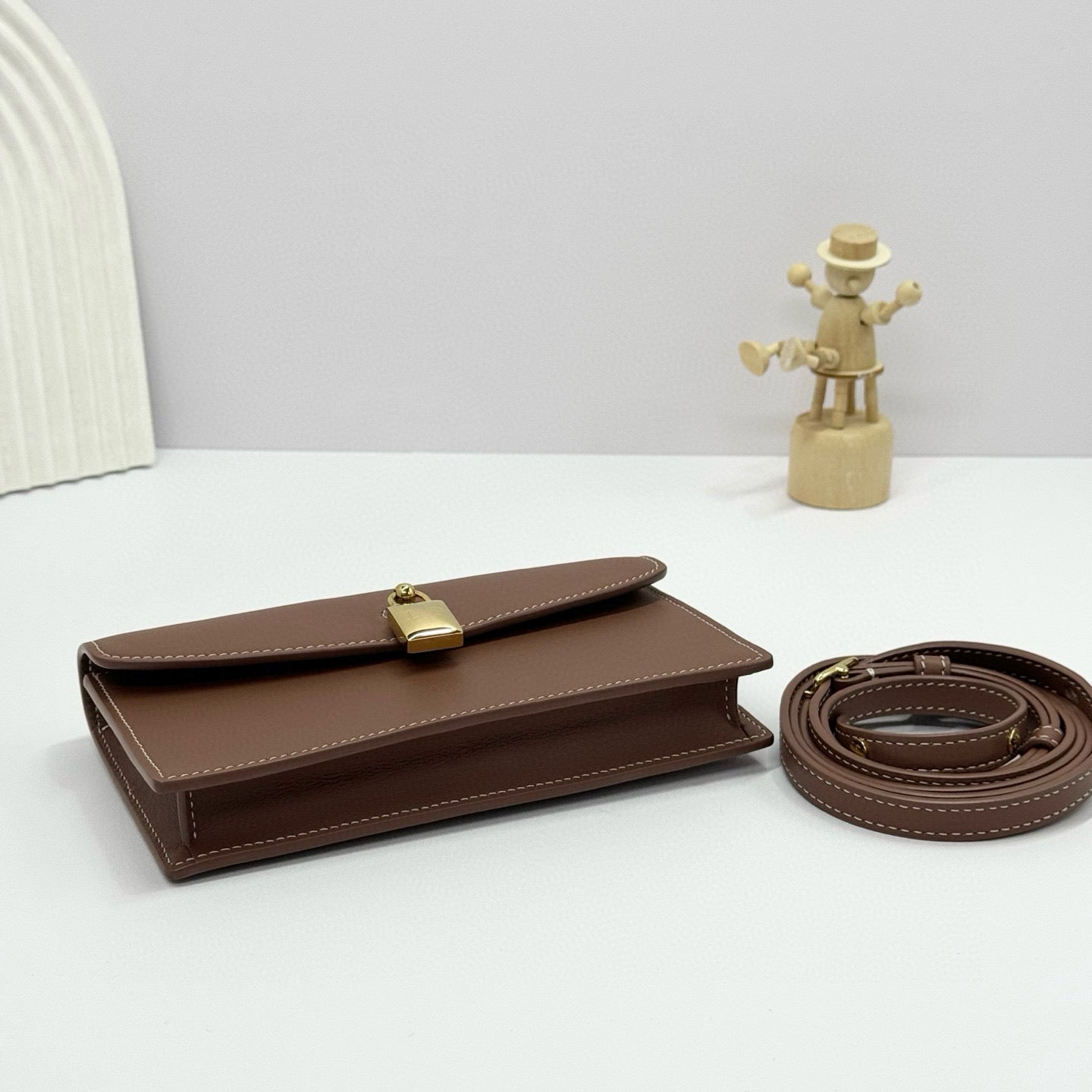 EXTRA POCHETTE 18 IN CARAMEL SUGAR CALFSKIN GOLD HARDWARE Amelia Amelia