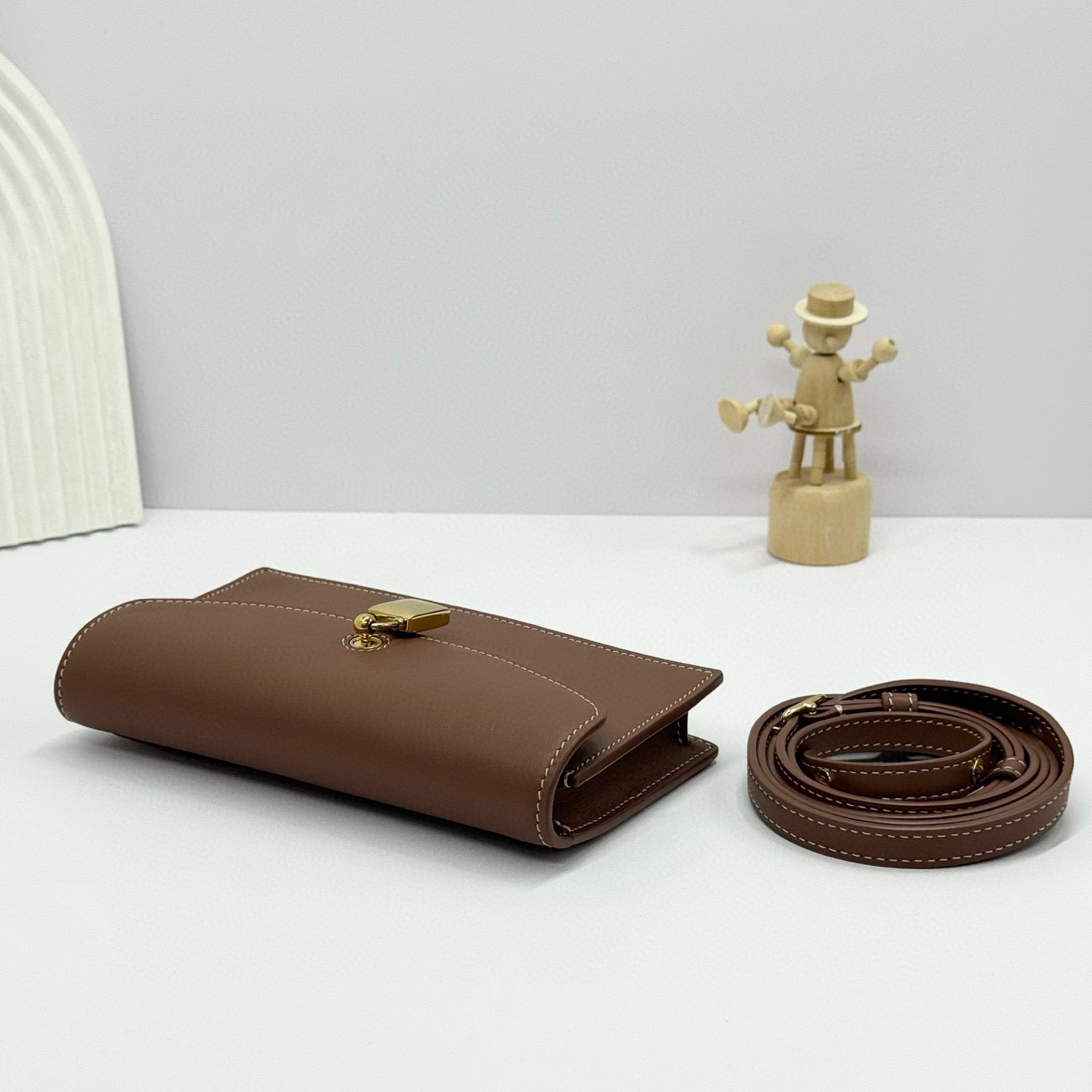 EXTRA POCHETTE 18 IN CARAMEL SUGAR CALFSKIN GOLD HARDWARE by Amelia