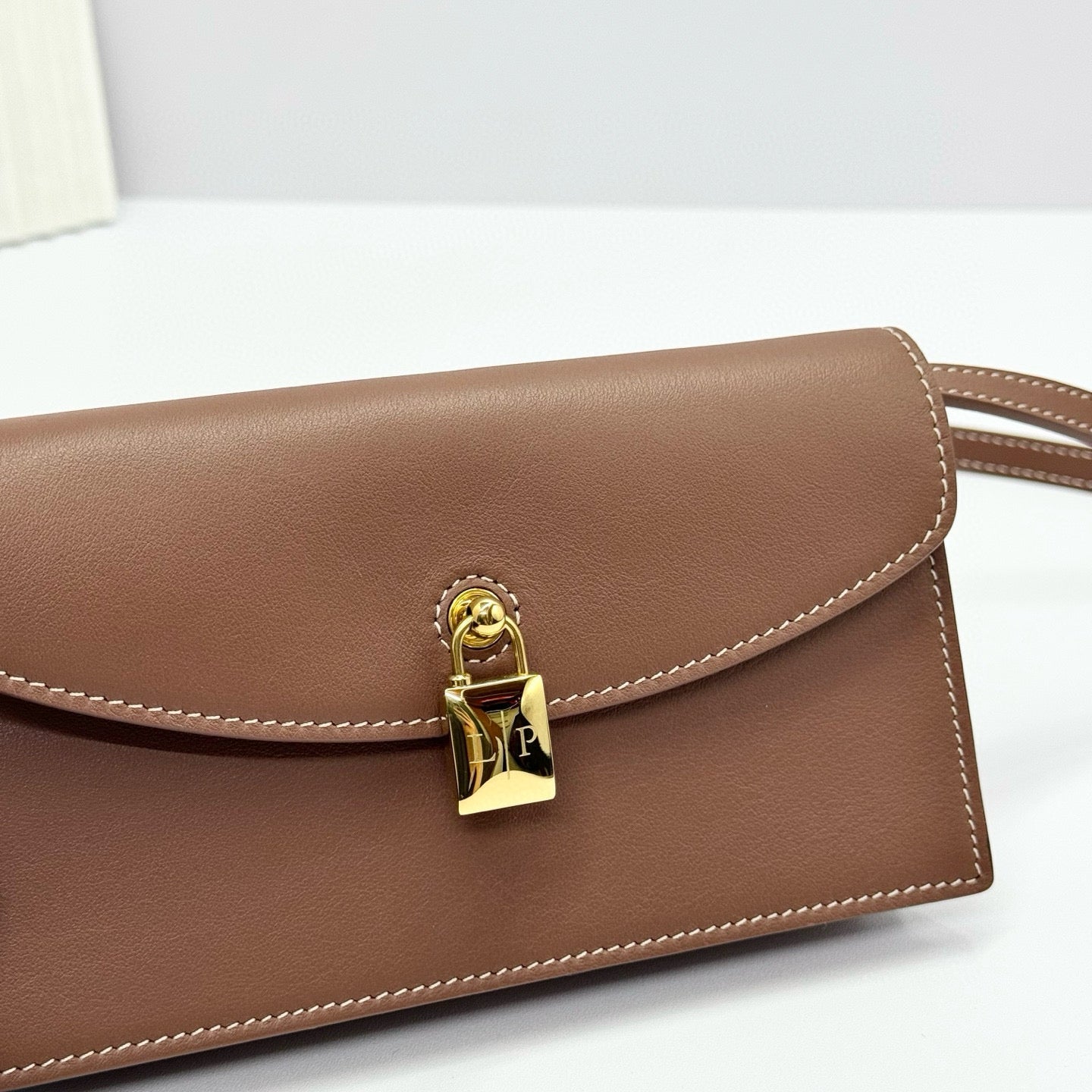 EXTRA POCHETTE 18 IN CARAMEL SUGAR CALFSKIN GOLD HARDWARE Amelia