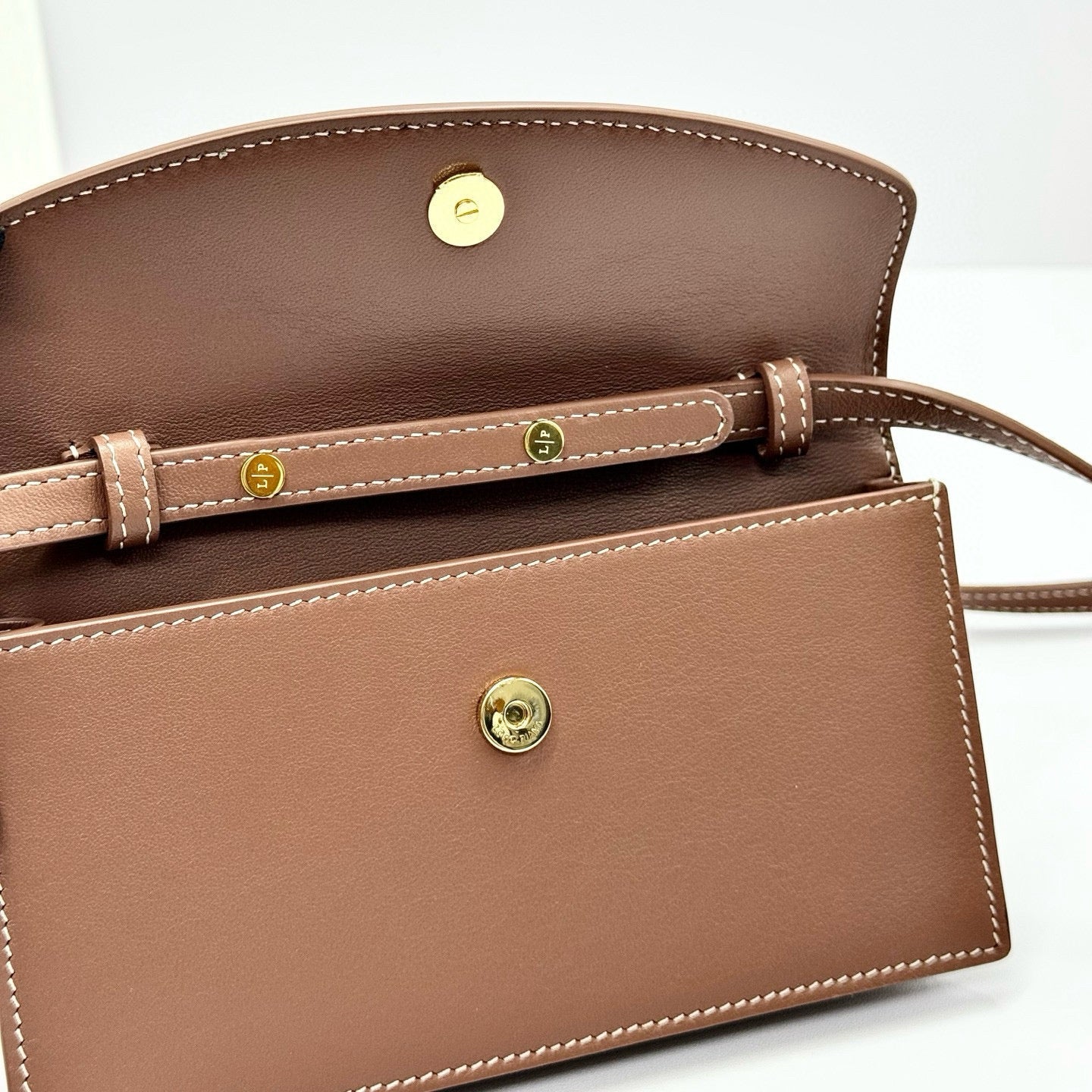 EXTRA POCHETTE 18 IN CARAMEL SUGAR CALFSKIN GOLD HARDWARE Amelia Amelia