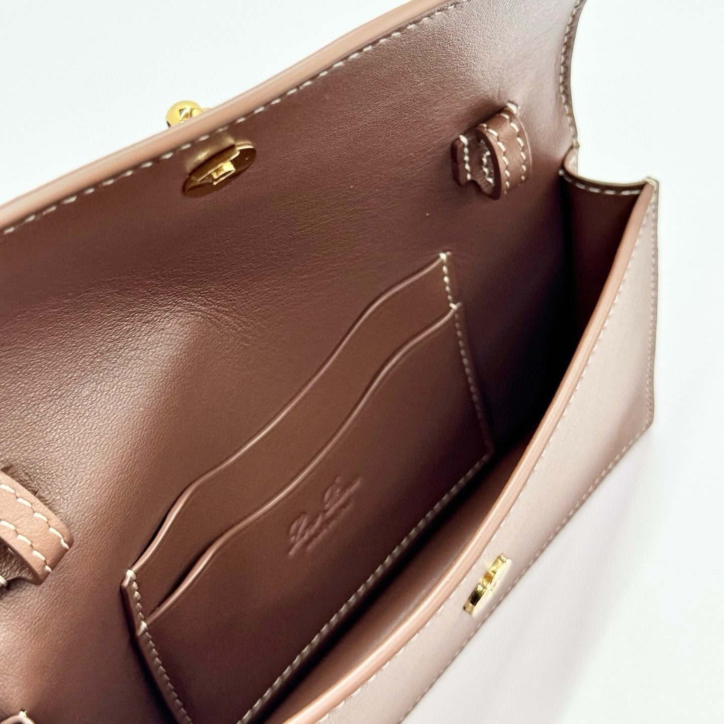 EXTRA POCHETTE 18 IN CARAMEL SUGAR CALFSKIN GOLD HARDWARE Amelia Amelia