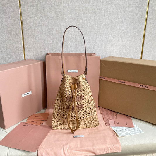 WANDER BUCKET BAG 23 IN NATURAL RAFFIA WITH LEATHER TRIM Amelia