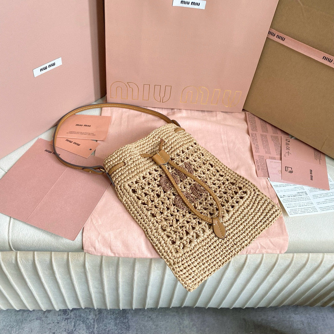 WANDER BUCKET BAG 23 IN NATURAL RAFFIA WITH LEATHER TRIM Amelia