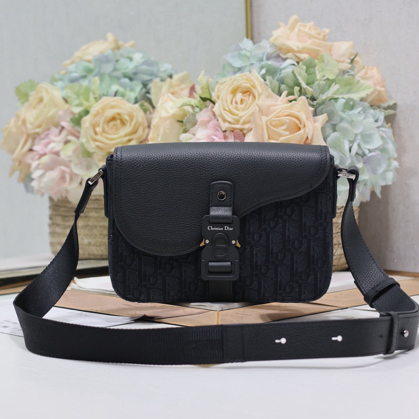 MEDIUM SADDLE MESSENGER BAG IN BLACK OBLIQUE JACQUARD AND BLACK GRAINED CALFSKIN Amelia