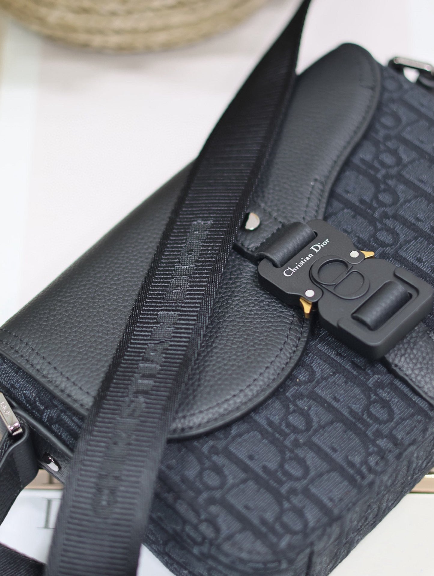 MEDIUM SADDLE MESSENGER BAG IN BLACK OBLIQUE JACQUARD AND BLACK GRAINED CALFSKIN Amelia