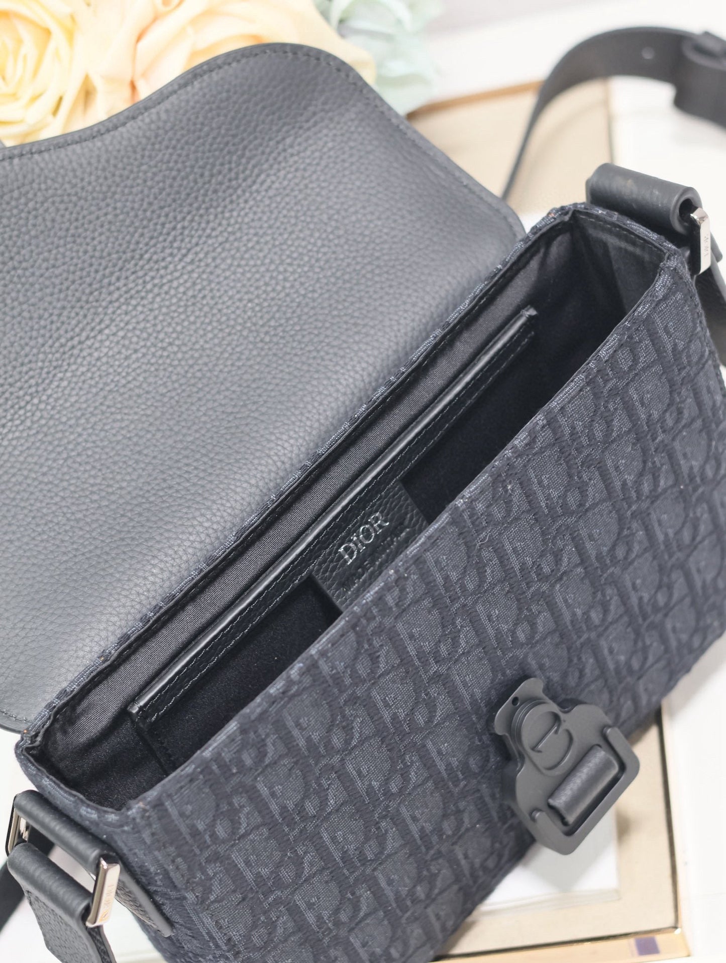 MEDIUM SADDLE MESSENGER BAG IN BLACK OBLIQUE JACQUARD AND BLACK GRAINED CALFSKIN Amelia